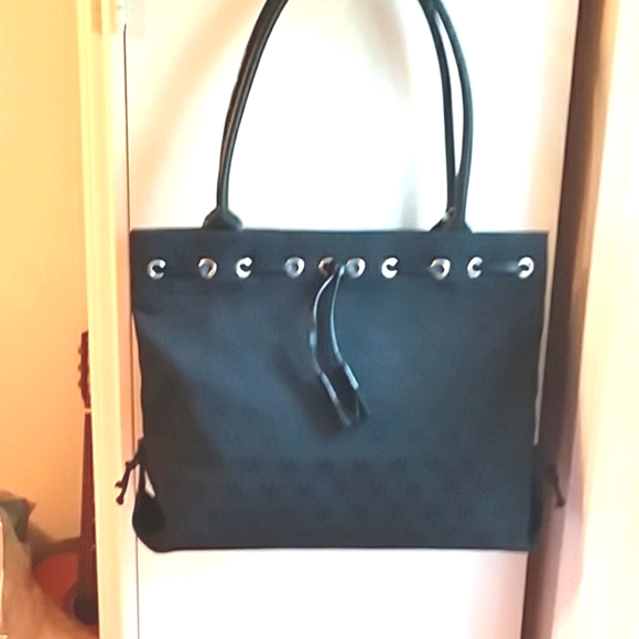 Dooney Black Shoulder Bag. With Matching Wristlet NEW ❤Excellent Condition - Picture 3 of 16